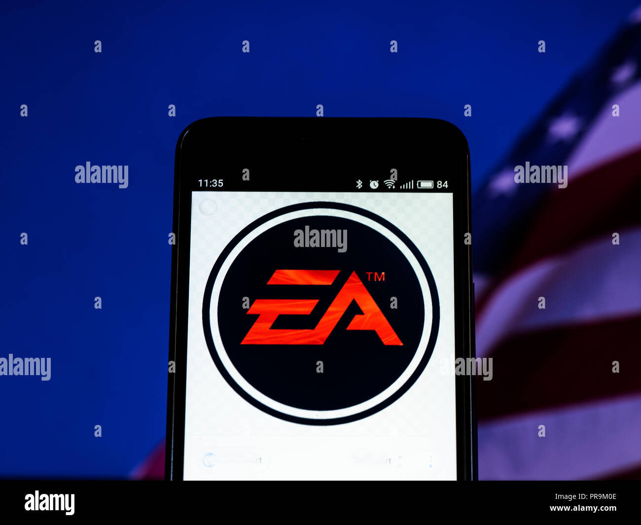 Electronic Arts Inc. logo che si vede visualizzato sul telefono intelligente. Electronic Arts Inc. è un americano di video gioco di società, la società è stata un pioniere dei primi home giochi per computer e industria è stata notevole per promuovere il designer e programmatori responsabili per i suoi giochi. Foto Stock