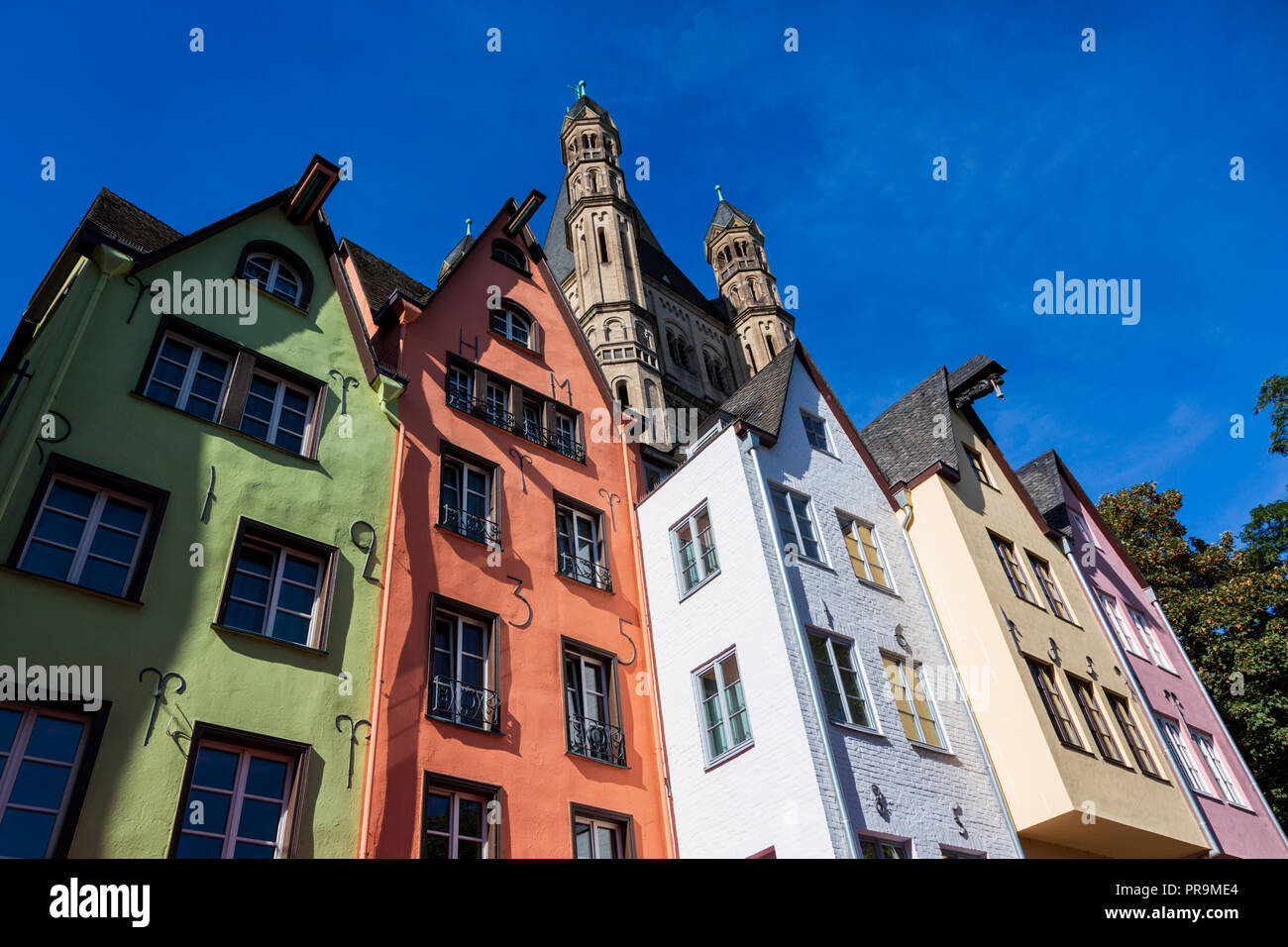 Edifici in piazza Fischmarkt davanti a una grande chiesa di S. Martino, la storica città vecchia di Colonia, nella Renania settentrionale-Vestfalia e nella Renania, Germania Foto Stock