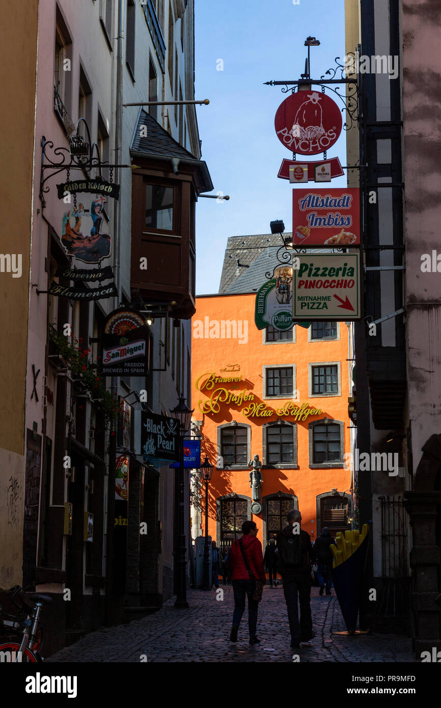 Salzgasse street con cartelli appesi e Brauerei Pfäffen sul retro, Colonia, nella Renania settentrionale-Vestfalia e nella Renania, Germania Foto Stock