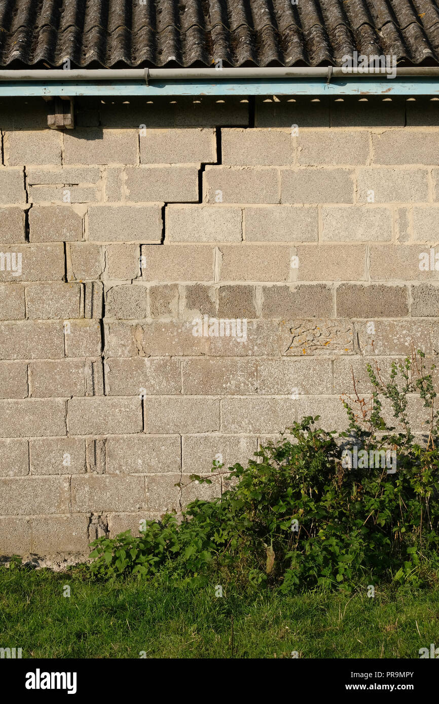Settembre 2018 - in mancanza di parete blockwork struttura di cracking Foto Stock