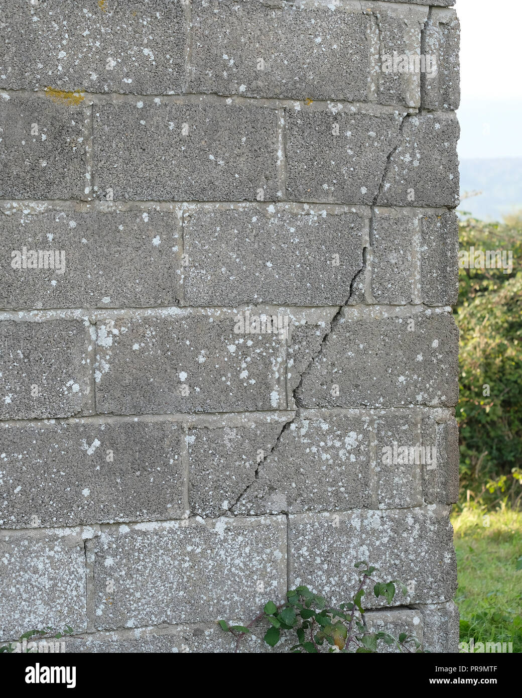 Settembre 2018 - in mancanza di parete blockwork struttura di cracking Foto Stock