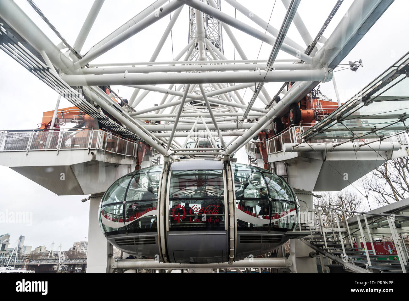 London, Regno Unito - 4 Gennaio 2018: cabina di una ruota panoramica Ferris chiamato l'Occhio di Londra con la Coca Cola pubblicità in London, England, Regno Unito Foto Stock