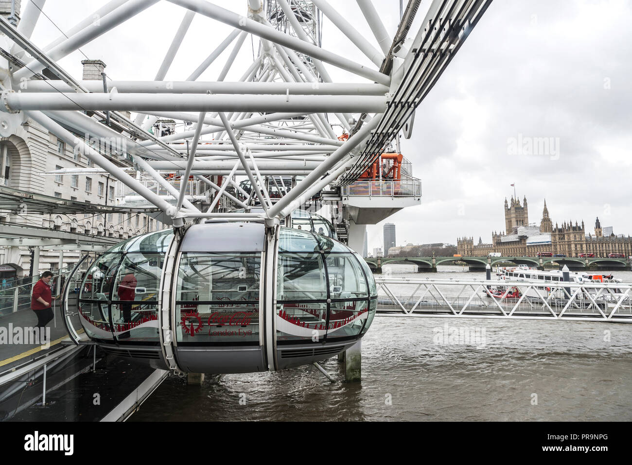 London, Regno Unito - 4 Gennaio 2018: cabina di una ruota panoramica Ferris chiamato l'Occhio di Londra con la Coca Cola pubblicità e vedute del Palazzo di Westmins Foto Stock