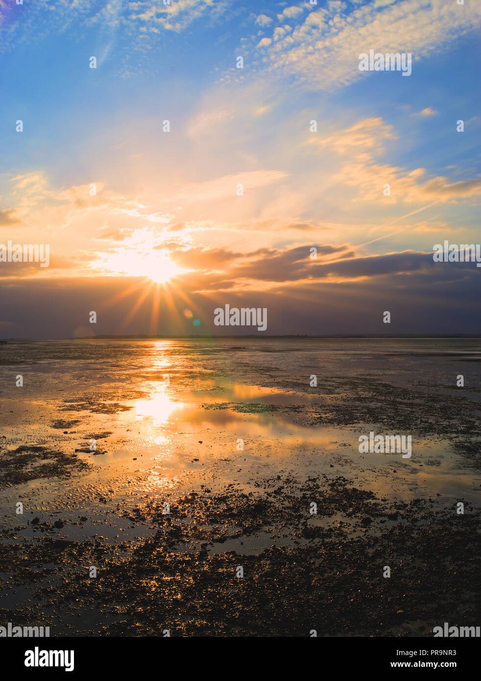 Il tramonto sul mare durante la magia ora con incredibile riflessioni Foto Stock