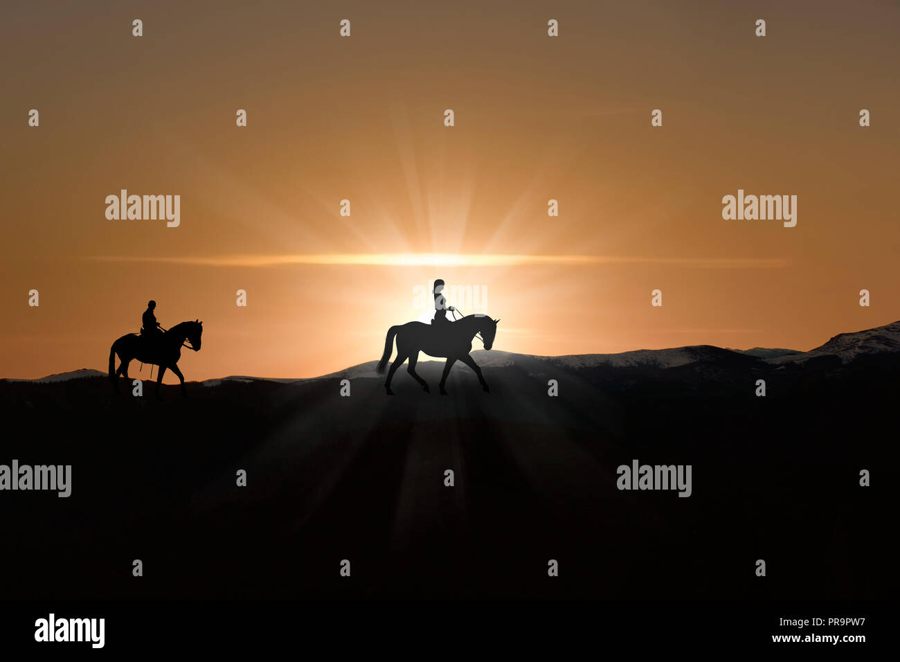 Silhouette di un uomo e di una donna a cavallo tra orizzonte come il sole scende Foto Stock