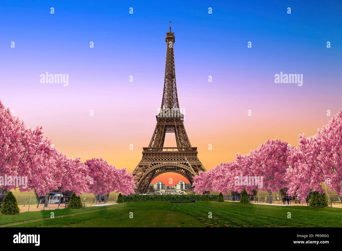 Torre Eiffel dai campi di Marte al tramonto Foto Stock