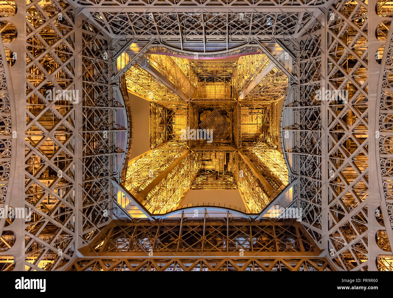 Parigi, Francia - 15 Marzo 2018: Worm's-eye (guardando verso l'alto da terra) della torre Eiffel illuminata di notte Foto Stock