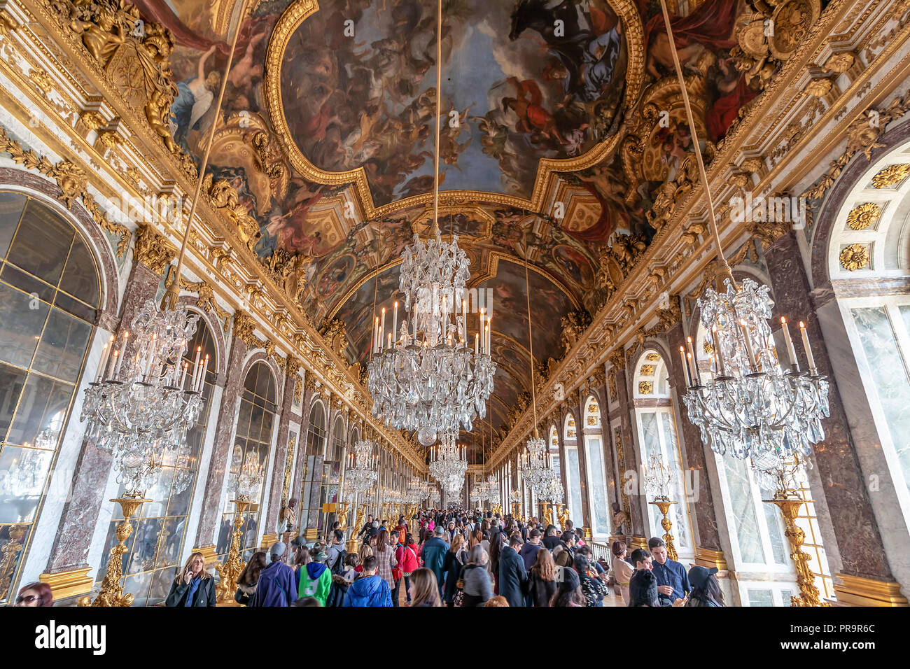 La Sala degli Specchi (Galerie des glacés) della Reggia di Versailles in Francia con i visitatori Foto Stock