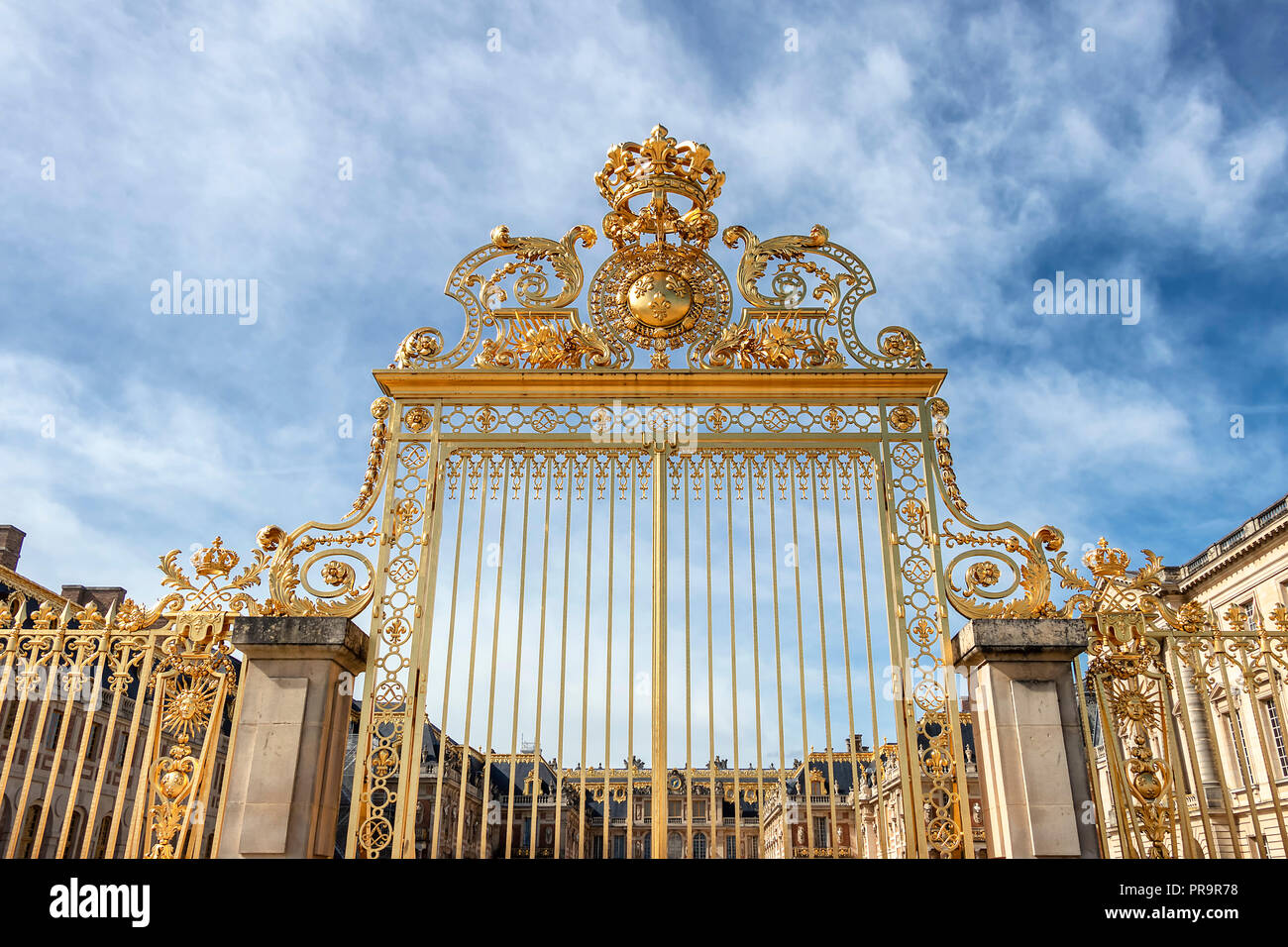 Principale porta d'oro in la facciata esterna del Palazzo di Versailles, Parigi, Francia Foto Stock