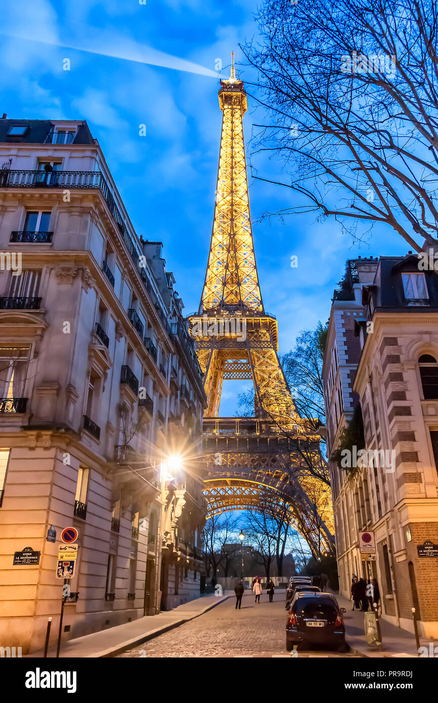 Parigi, Francia - 13 Marzo 2018: Vista della Torre Eiffel illuminata di notte Foto Stock