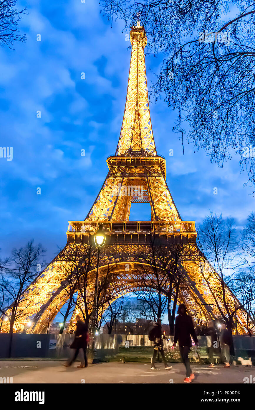 Parigi Francia 13 Marzo 18 Vista Della Torre Eiffel Illuminata Di Notte Foto Stock Alamy