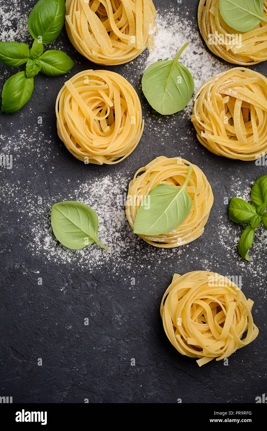 Materie tagliatelle sul nero lo sfondo di calcestruzzo Foto Stock