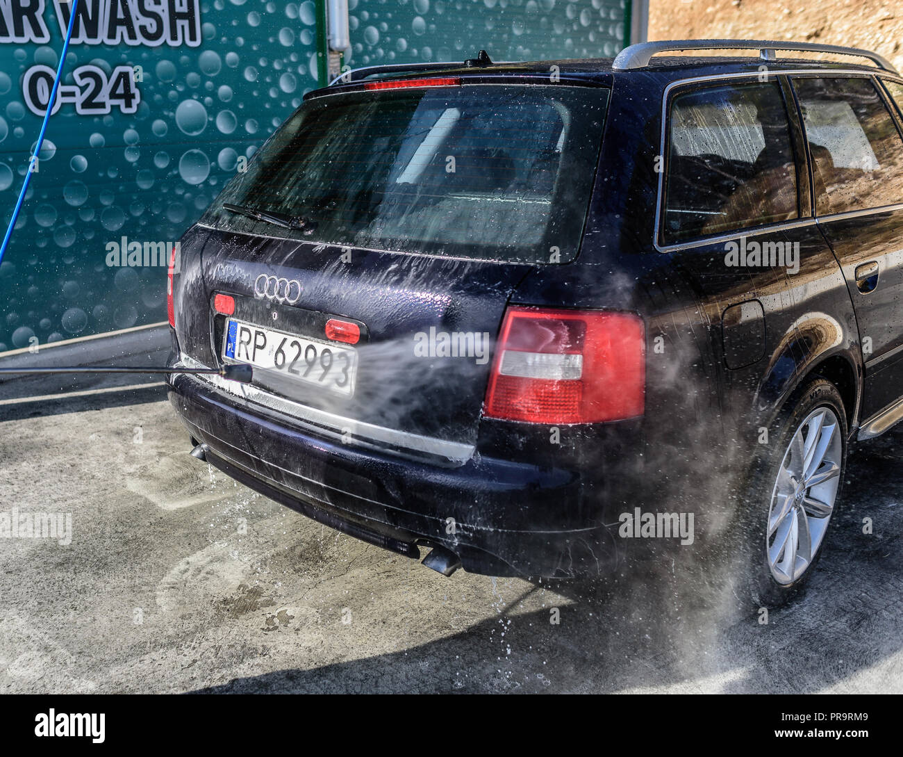 Lavaggio ad alta pressione in auto all'aperto. Auto Audi A6 in una idropulitrice ad alta pressione. Foto Stock