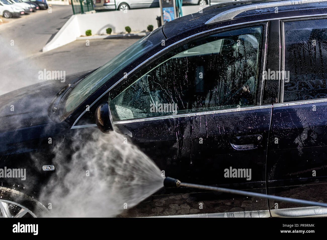 Lavaggio ad alta pressione in auto all'aperto. Auto Audi A6 in una idropulitrice ad alta pressione. Foto Stock