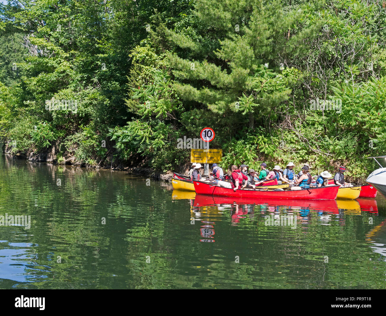 In canoa sul Canale Rideau, Canale Newboro, Ontario, Canada. Un gruppo si prepara a paddle attraverso il canale dopo aver passato portaging Newboro la serratura. Foto Stock