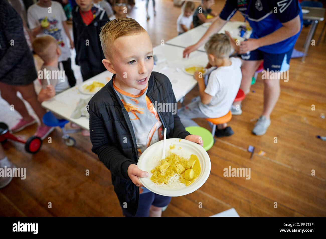 Periodo di vacanze scolastiche summer camp i bambini a mangiare la cena Foto Stock