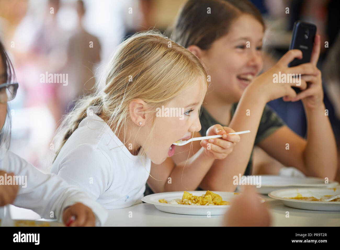 Periodo di vacanze scolastiche summer camp i bambini a mangiare la cena Foto Stock