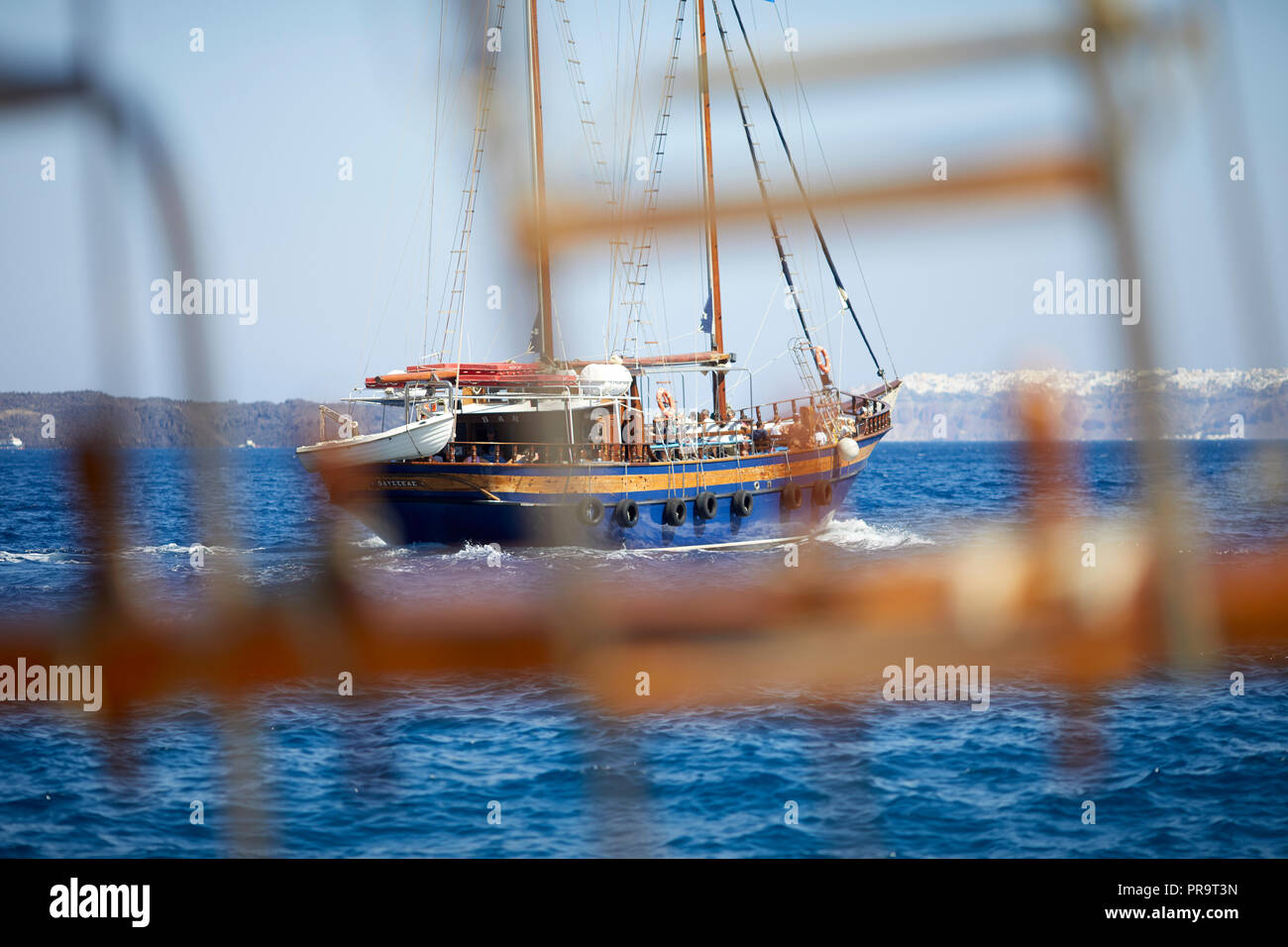 Un giorno di viaggio barca parte da Athinios porto traghetti Isola di Santorini, Cicladi un gruppo di isole in Grecia Foto Stock