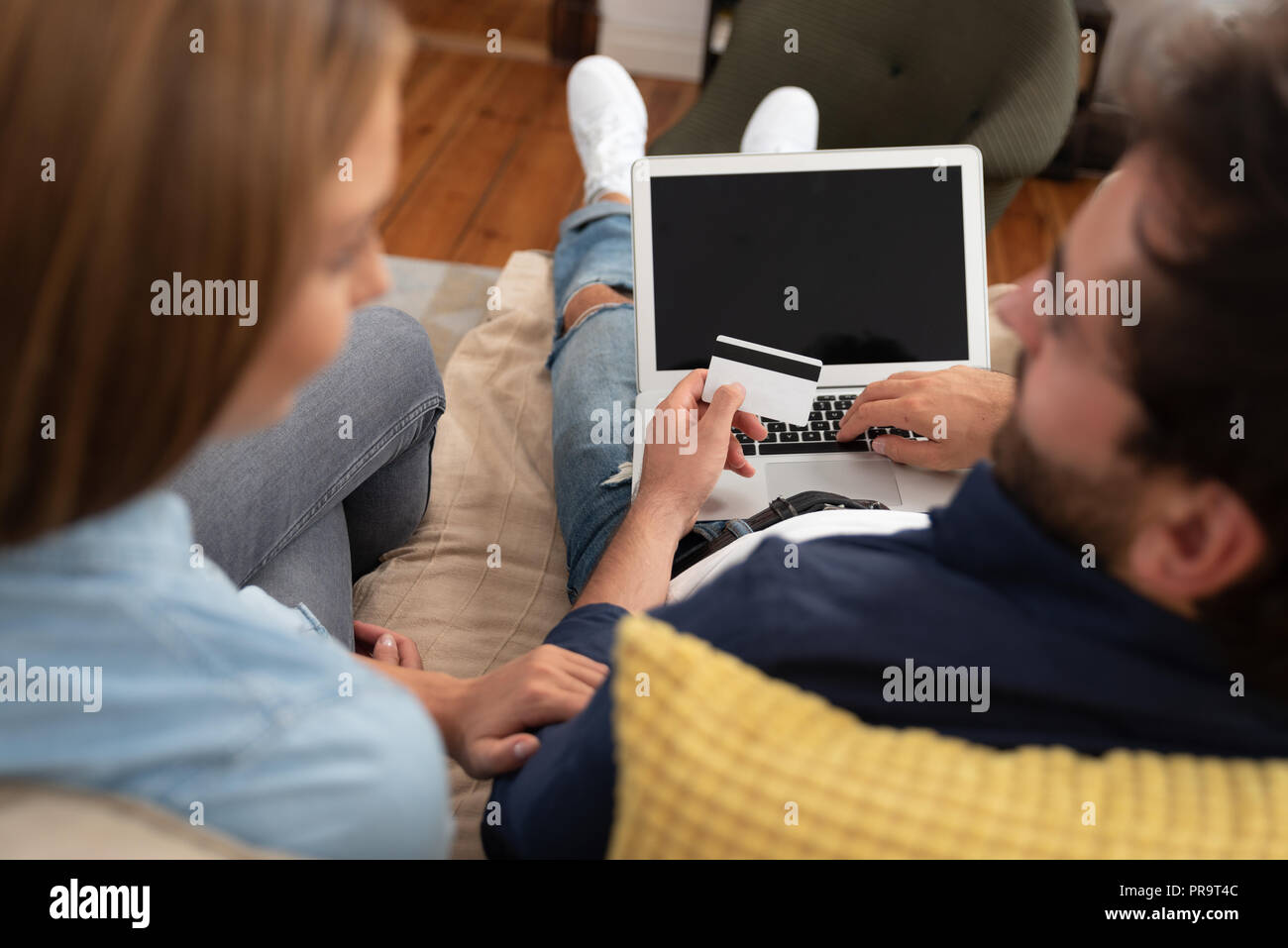 Coppia giovane facendo shopping online in internet e utilizzando una carta di credito Foto Stock