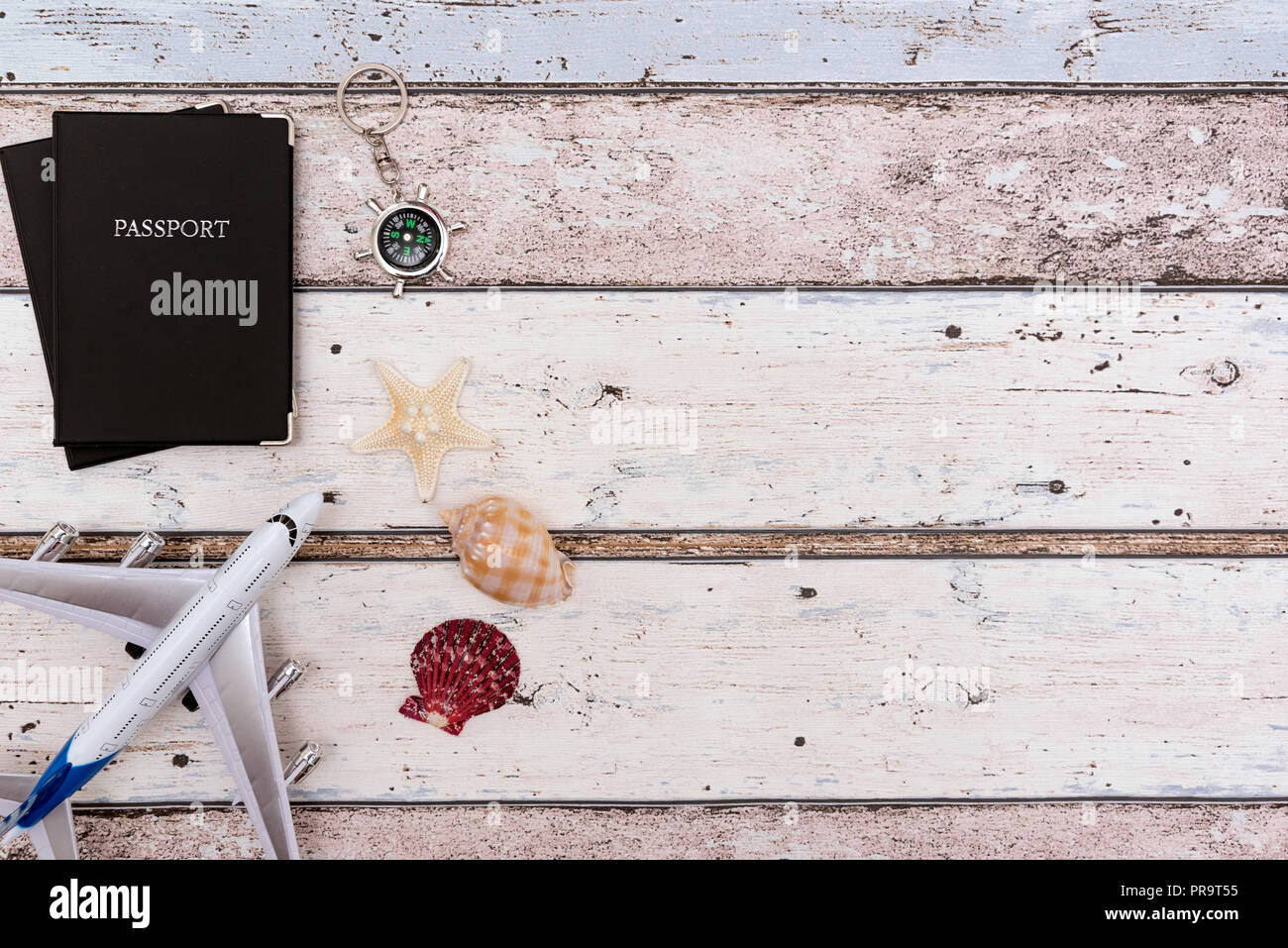 Estate accessori da viaggio su sfondo di legno. Pianificazione del viaggio top view concept Foto Stock