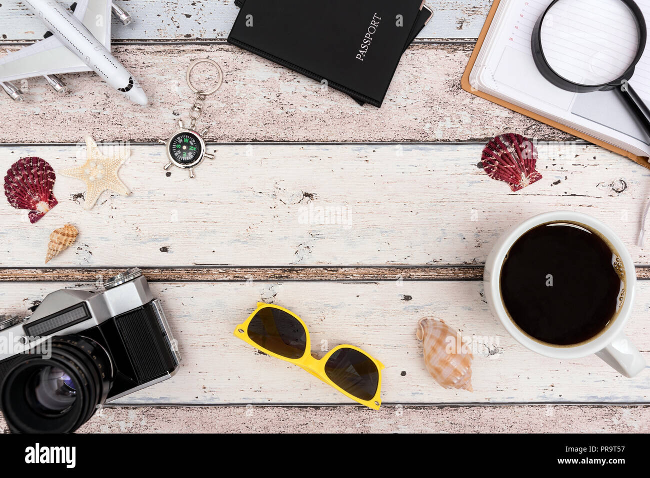 Estate accessori da viaggio su sfondo di legno. Pianificazione del viaggio top view concept Foto Stock