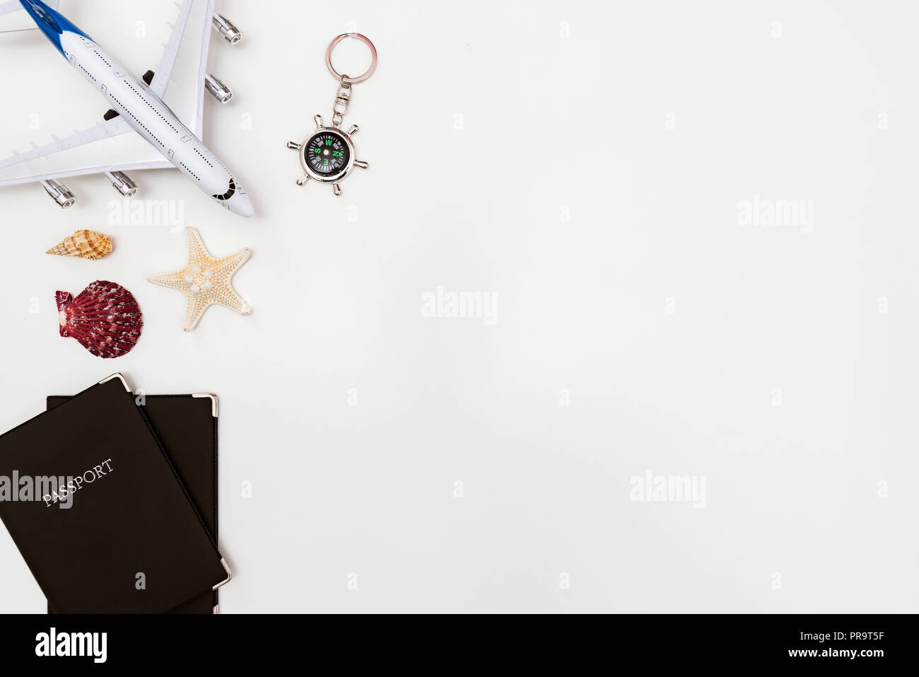 Estate accessori da viaggio su sfondo bianco. Pianificazione del viaggio top view concept Foto Stock