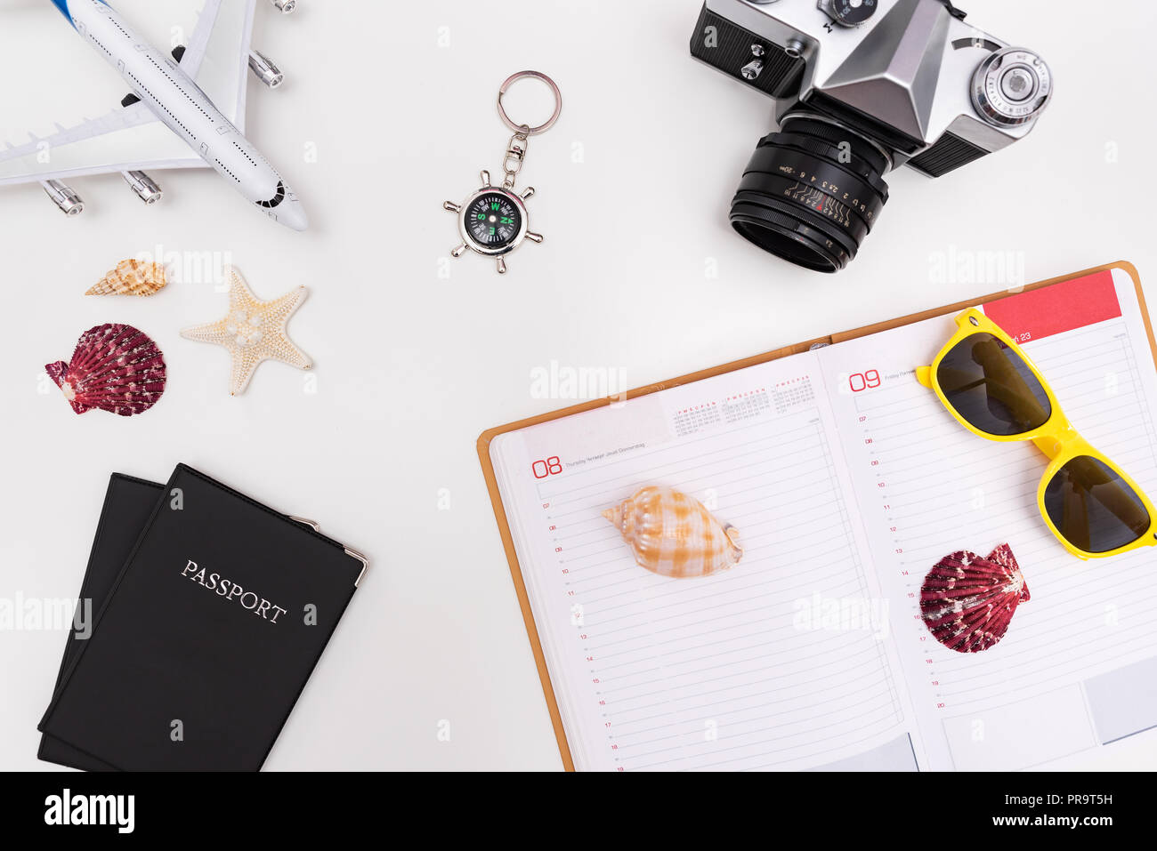 Estate accessori da viaggio su sfondo bianco. Pianificazione del viaggio top view concept Foto Stock