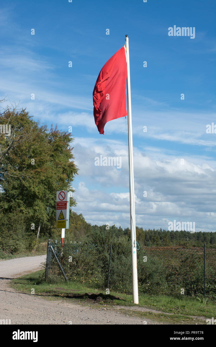 Woolmer paesaggio forestale, con pericolo rosso bandiere. Il sito viene utilizzato per l'addestramento militare, ed è un luogo di particolare interesse scientifico (SSSI) Foto Stock
