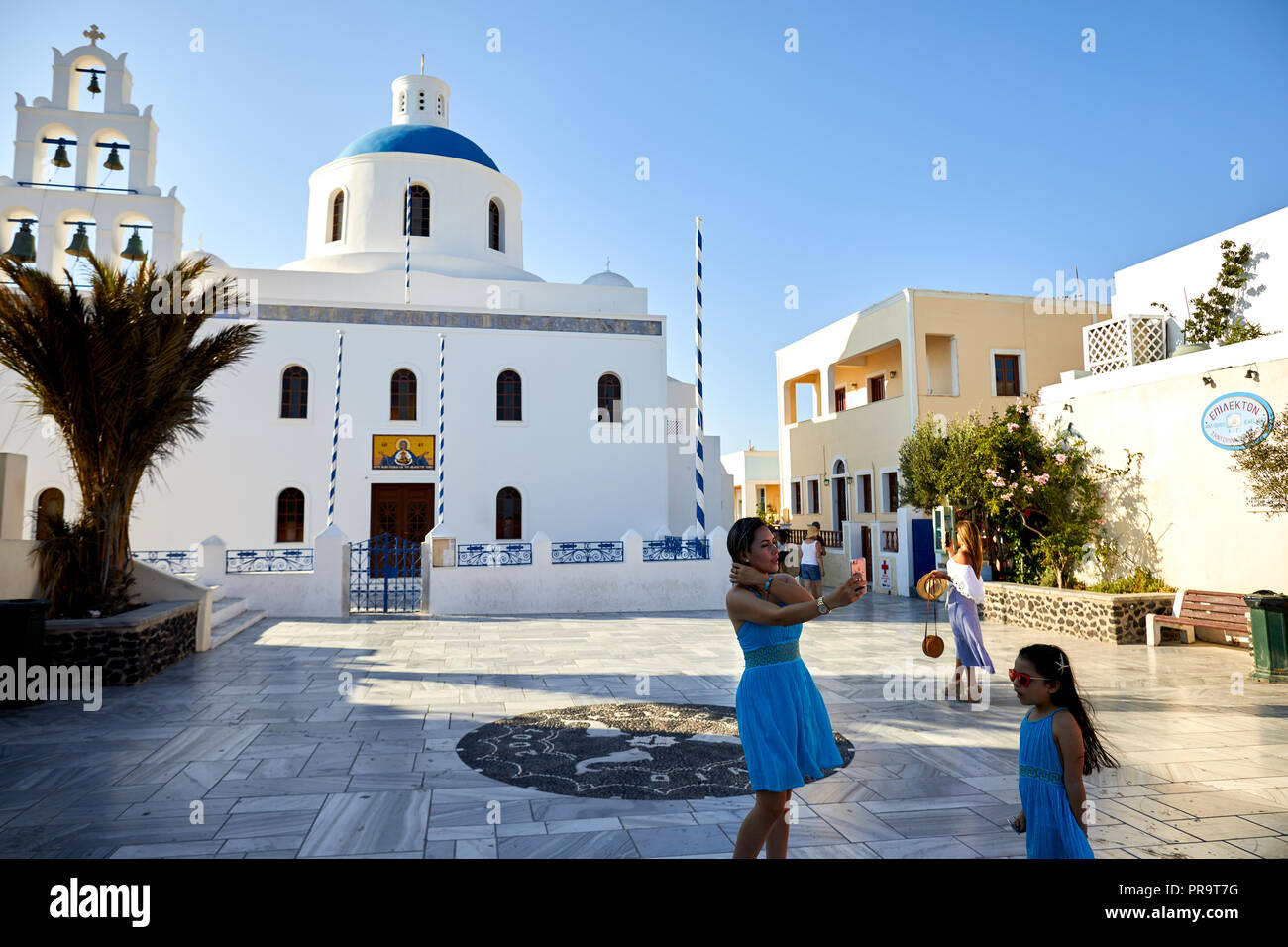 Oia landmark Ekklisia Panagia Platsani chiesa SANTORINI, CICLADI un gruppo di isole in Grecia, i turisti a piedi fino alla ripida collina Foto Stock