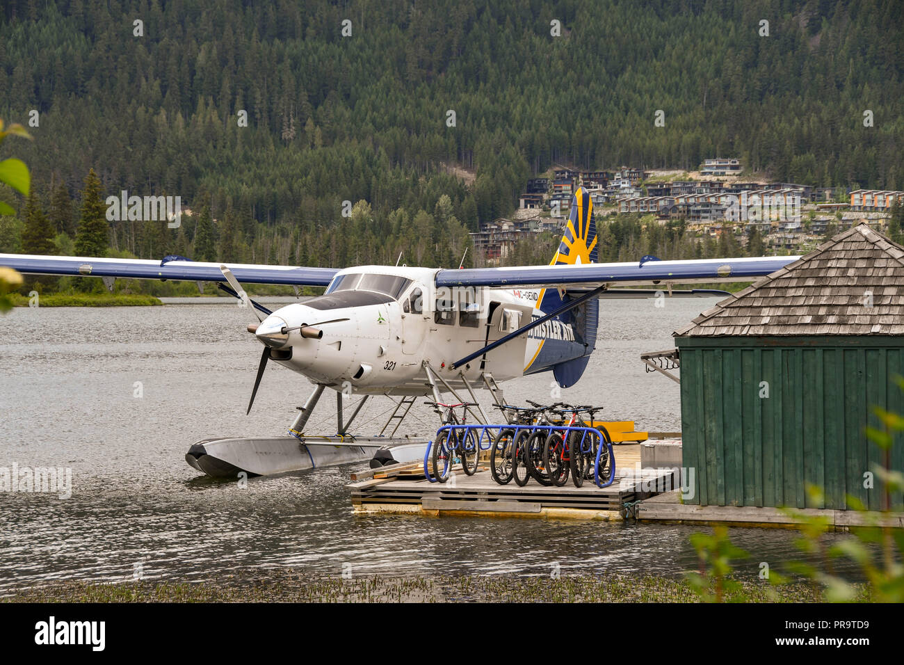 WHISTLER, BC, Canada - Giugno 2018: Whistler Air De Havilland Lontra turbina aeromobili legato fino al molo del terminale di idrovolante a Whistler. Foto Stock