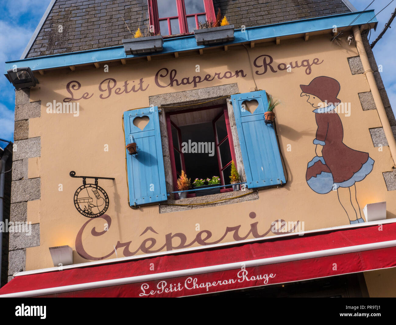 Concarneau fascino francese Creperie ristorante esterno con persiane rustiche blu 'le Petit Chaperon Rouge' Concarneau Bretagna Finistere Francia Foto Stock