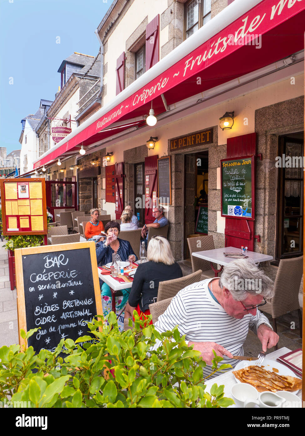 BRITTANY Blackboard menu e Creperie Bretonne Bier fuori alfresco ristorante Francese con diner & crepes in primo piano Concarneau Bretagne Francia Foto Stock