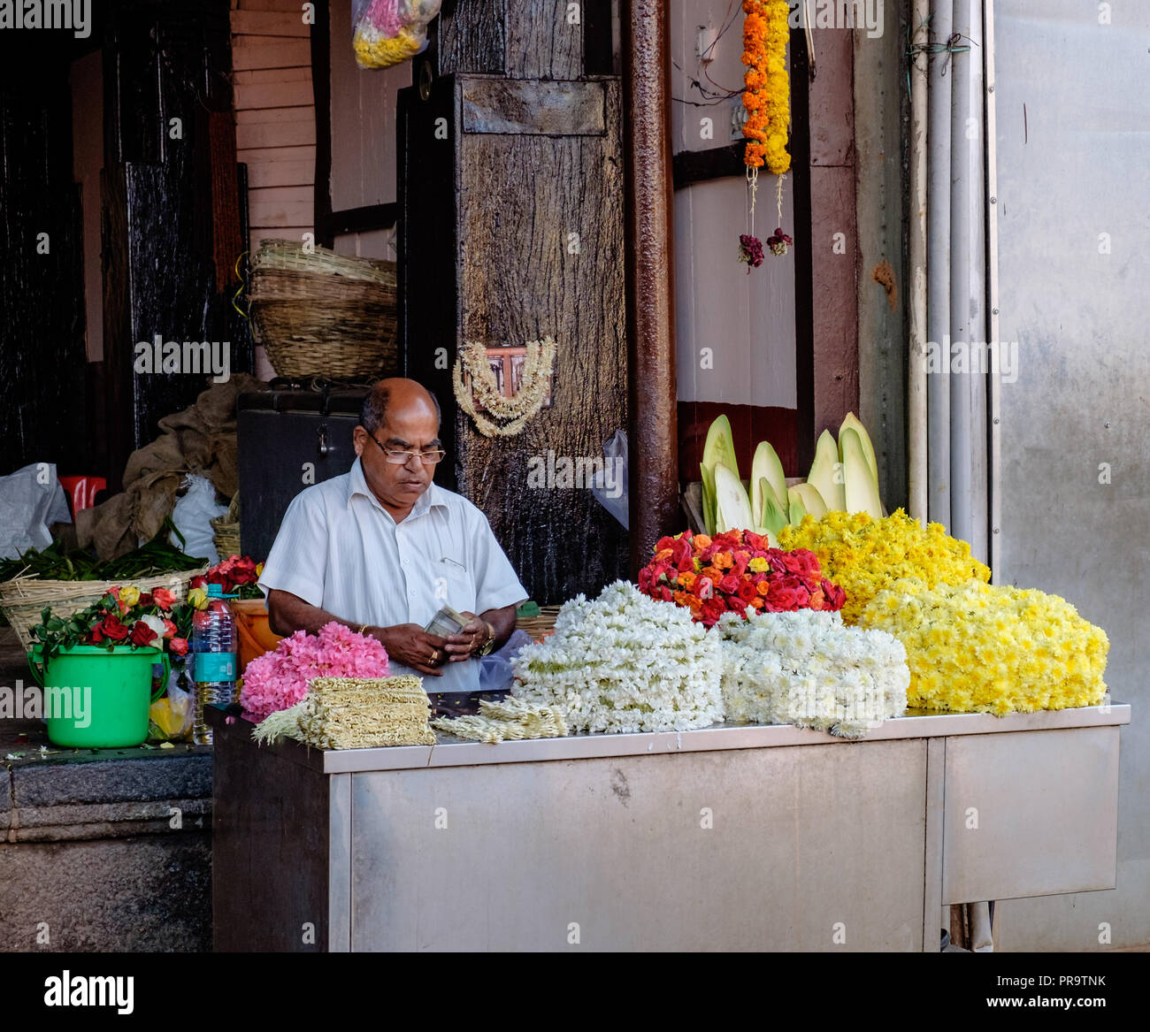 Ghirlande di fiori in vendita presso Sri Krishna Matha tempio in Udupi, India Foto Stock