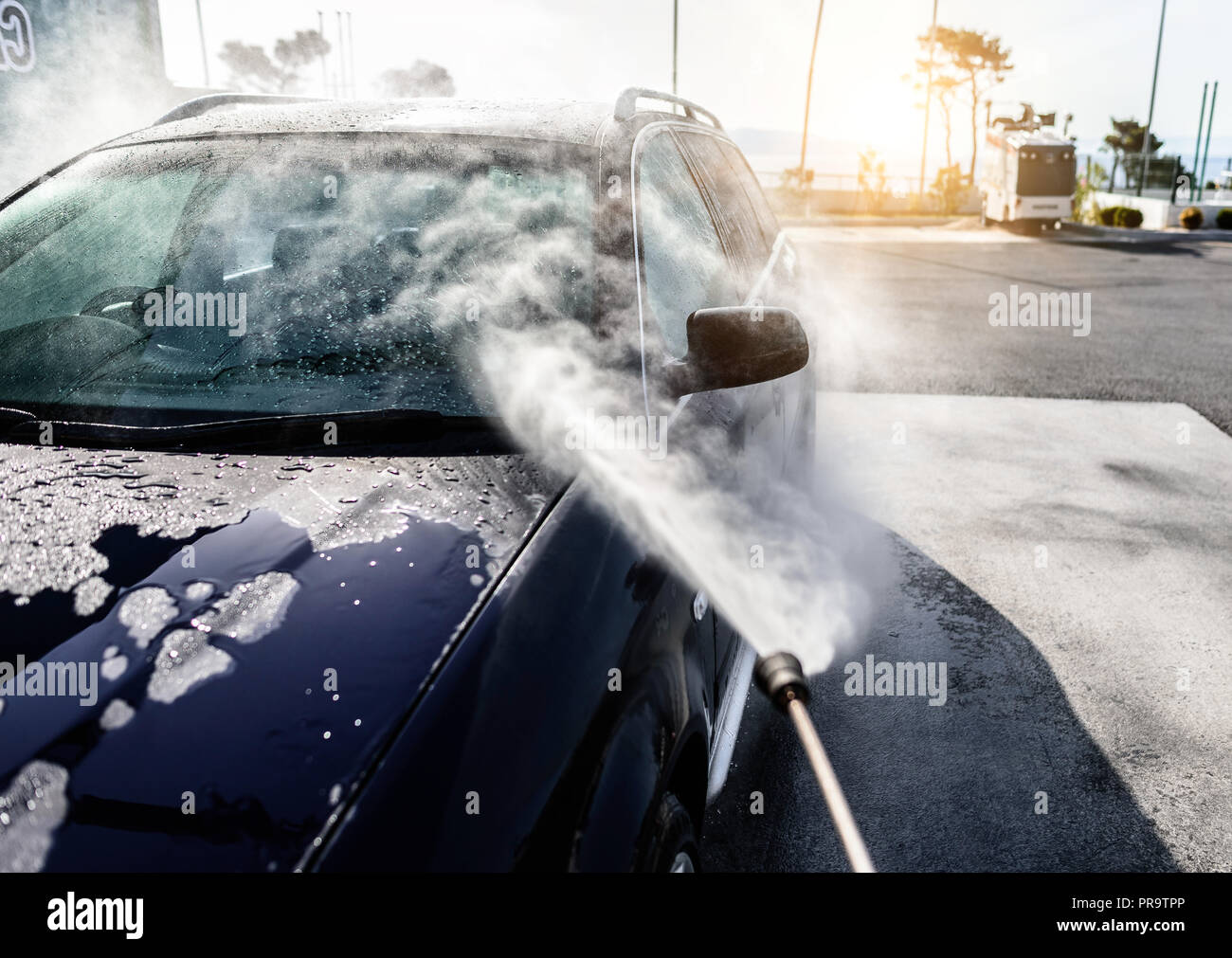 Lavaggio ad alta pressione in auto. Lavaggio auto sotto il cielo aperto. Foto Stock