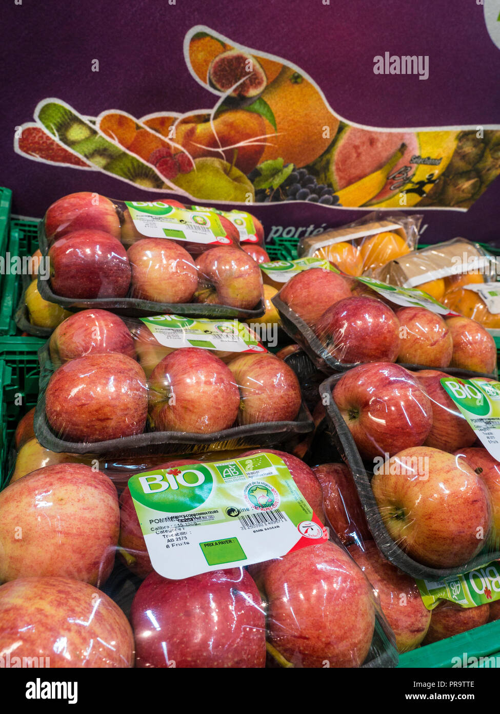 BIO organico biodinamica fattoria di frutta mele confezionate su display per la vendita nel supermercato francese Foto Stock
