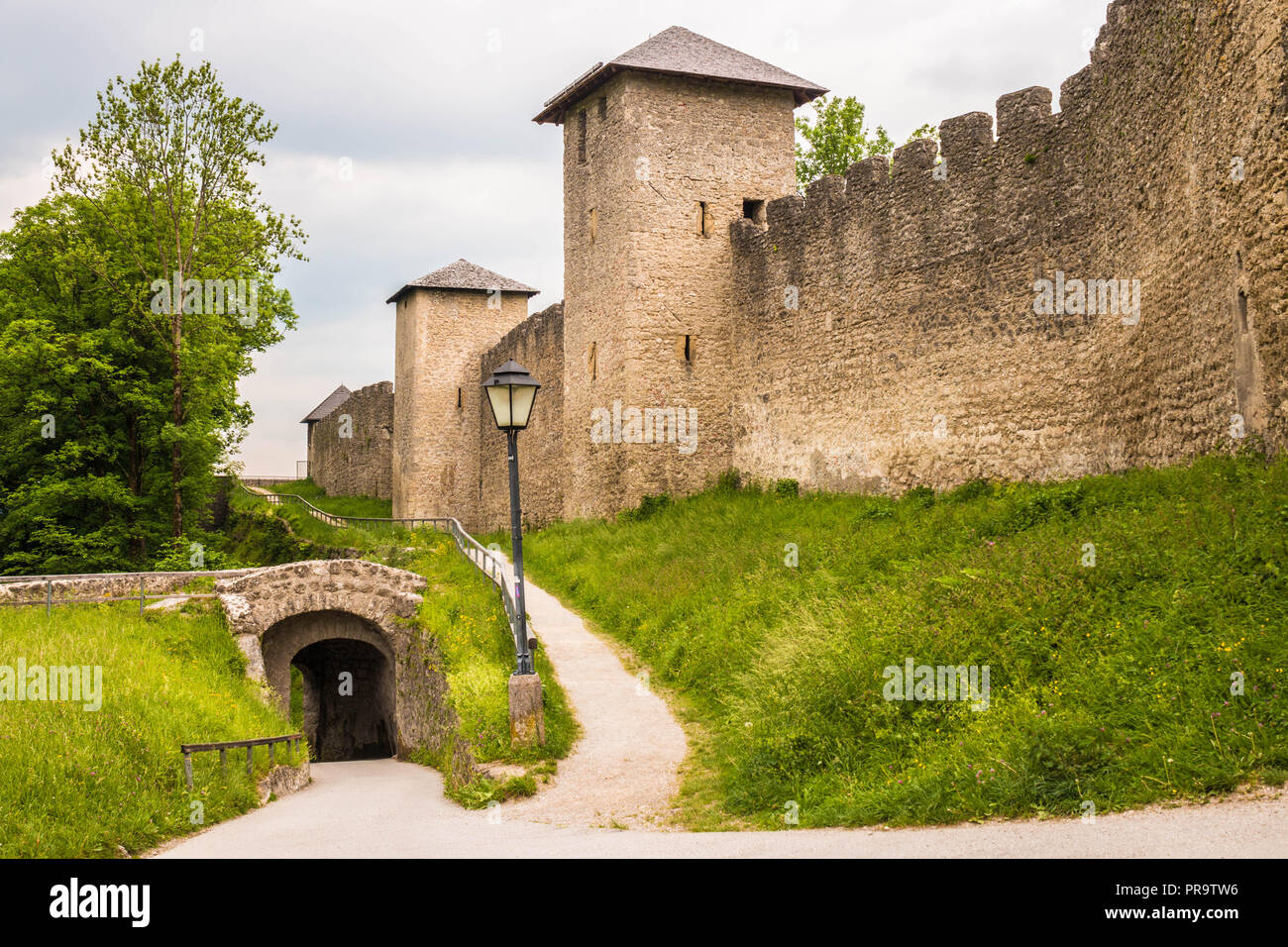 Fortificazione medievale città Burgerwehr parete sul Moenchsberg montagna in Salzburg, Austria. Foto Stock