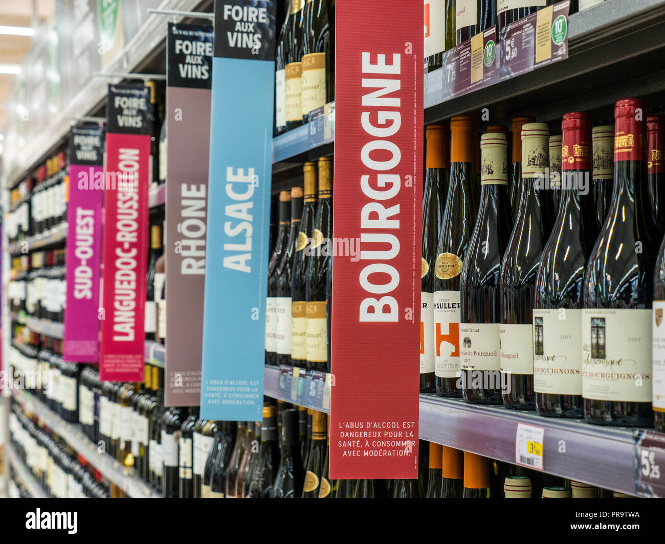 Il vino francese supermercato corsia & BOURGOGNE ALSAZIA RODANO LANGUEDOC banner promozionali in francese supermercato, vino pubblicità varietale Bretagna Francia Foto Stock
