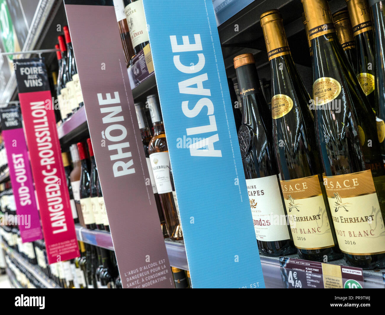 Il vino francese supermercato corsia con l'ALSAZIA RODANO LANGUEDOC display promozionali striscioni in francese supermercato, vino pubblicità varietale Bretagna Francia Foto Stock