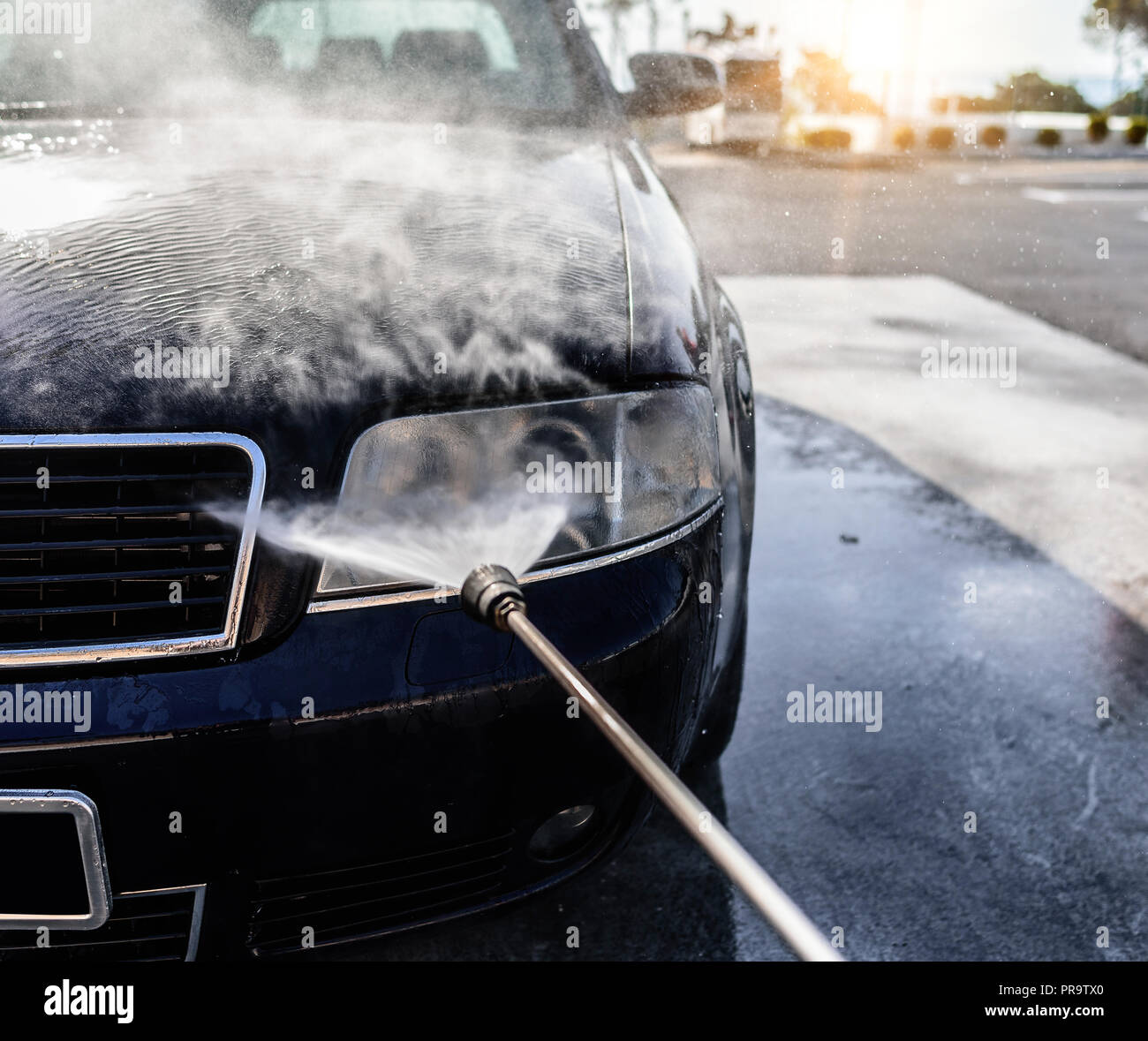 Lavaggio ad alta pressione in auto all'aperto. Lavaggio auto sotto il cielo aperto. Foto Stock