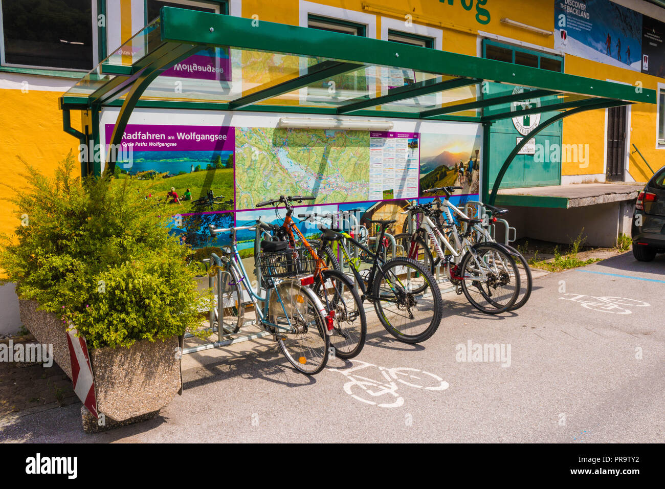 Sankt Gilgen, Austria - 23 Maggio 2017: Il parcheggio per le bici con tetto e una mappa dei percorsi nella zona intorno al lago Wolfgangsee. Foto Stock