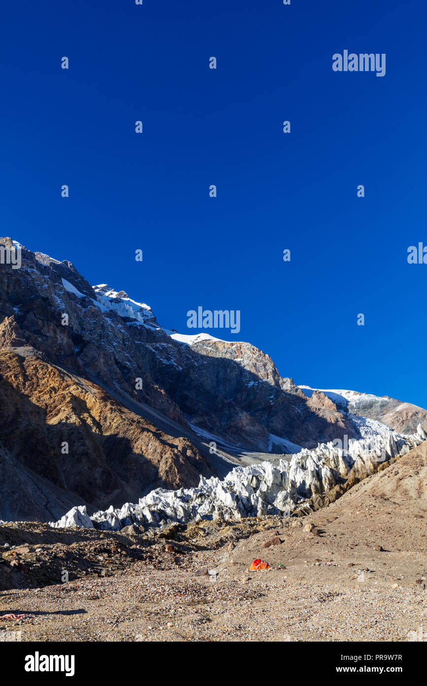 In Asia centrale, Tagikistan, Patrimonio Mondiale dell Unesco, Tajik National Park - Montagne del Pamirs, ghiacciaio Moskvina vicino al picco del comunismo Foto Stock