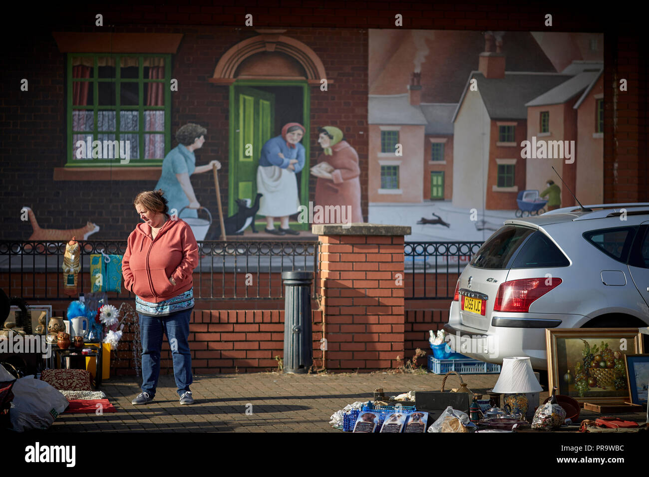 Avvio auto vendita presso il mercato coperto con casa a schiera mural dietro Stoke-on-Trent, Staffordshire Foto Stock