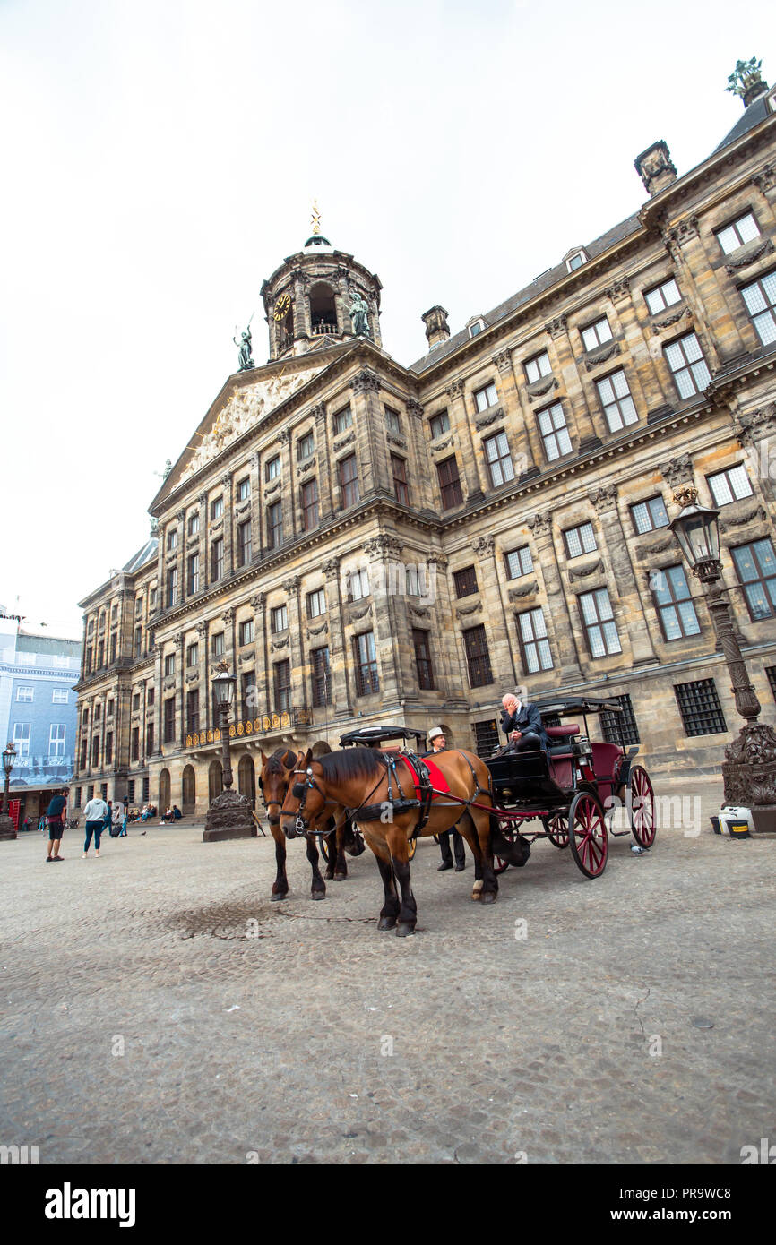 AMSTERDAM, Paesi Bassi - 31 agosto 2018: vista della storica Piazza Dam in Amsterdam Foto Stock