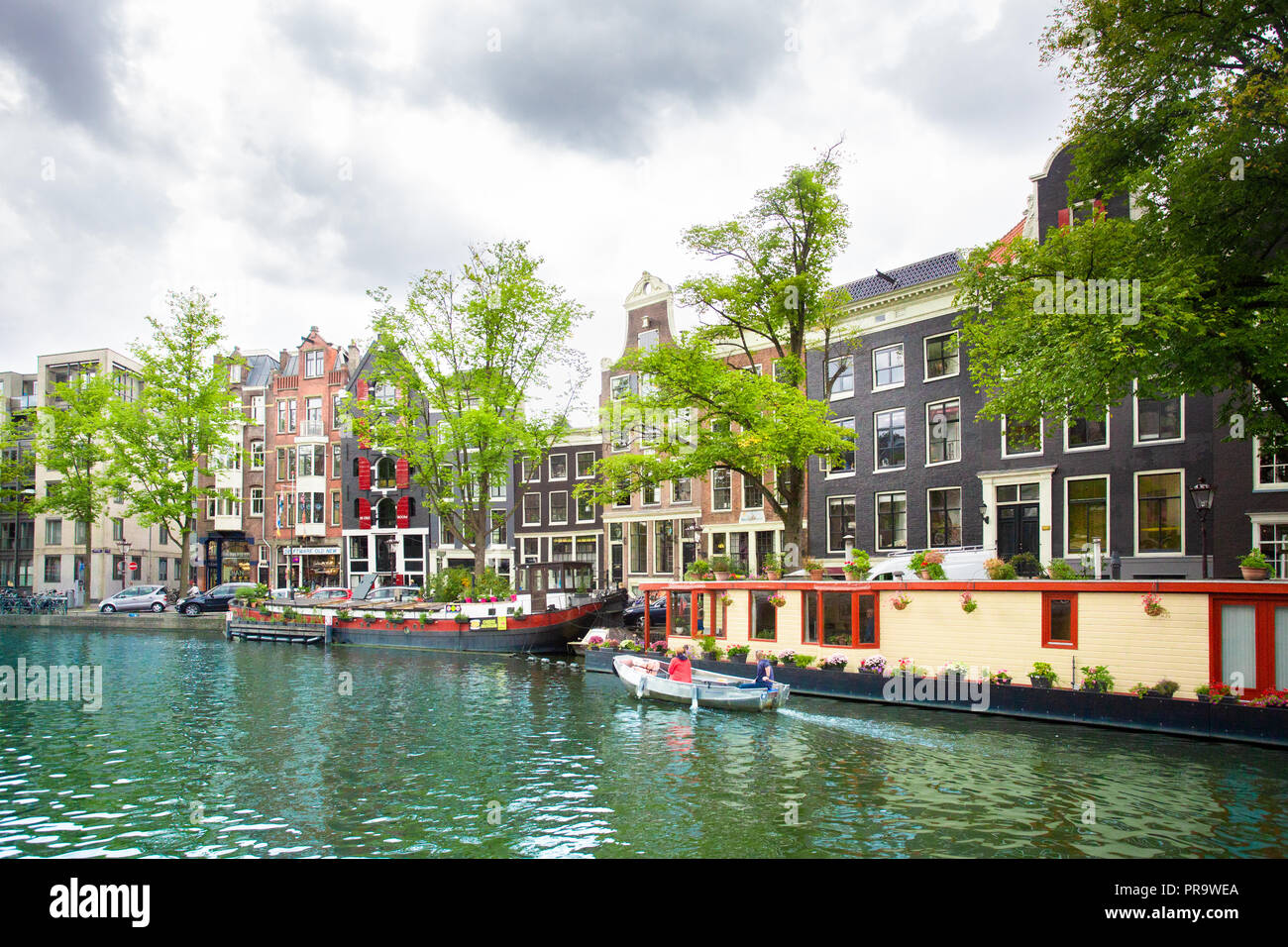 AMSTERDAM, Paesi Bassi - 31 agosto 2018: vista del bel canale nella città di Amsterdam con barche Foto Stock