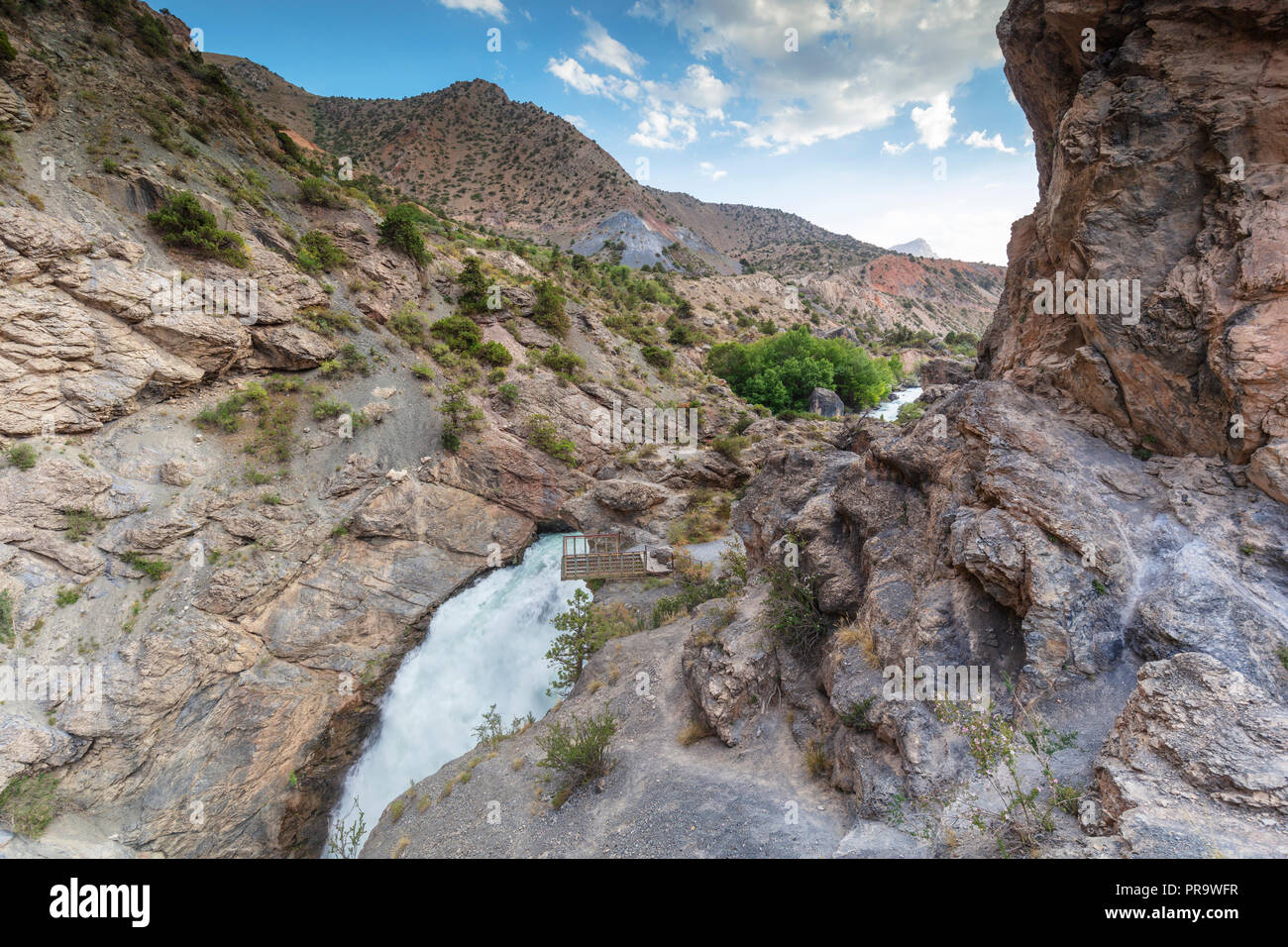 In Asia centrale, Tagikistan, cascata vicino lago Iskanderkul nelle montagne della ventola Foto Stock