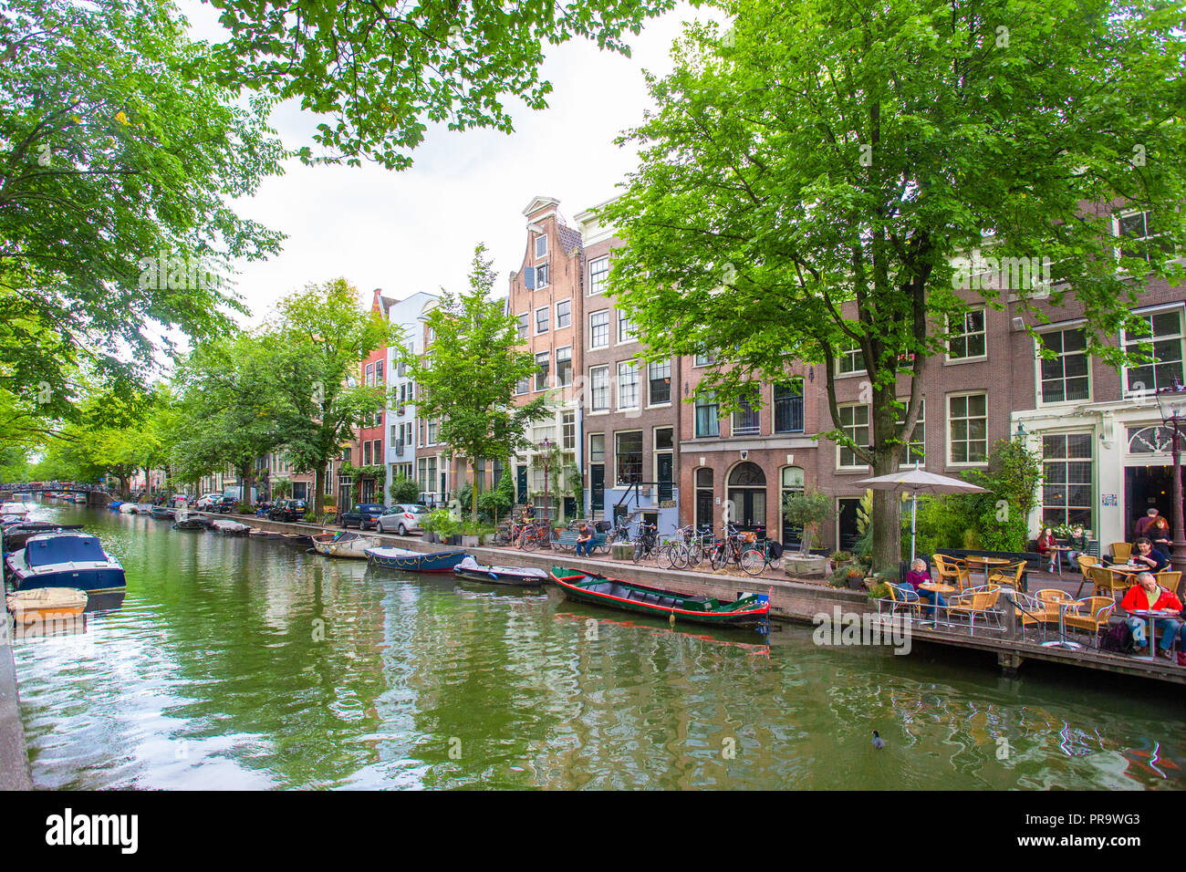 AMSTERDAM, Paesi Bassi - 31 agosto 2018: vista del bel canale nella città di Amsterdam con barche Foto Stock