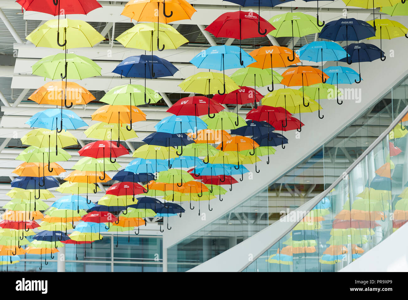 Vivacemente colorato ombrelloni sospesi in MediaCityUK Salford Quays per aumentare la consapevolezza del Disturbo da Deficit di Attenzione e Iperattività (ADHD) e l'autismo Foto Stock