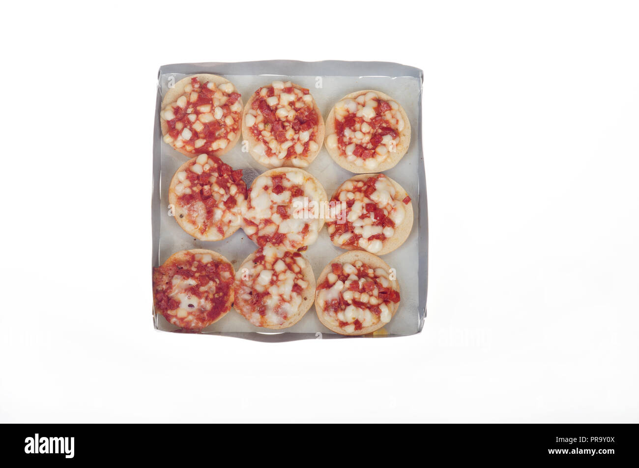 Il vassoio di cottura a microonde mini bagel morsi di Pizza con salsa di pomodoro, mozzarella e salsiccia per pizza Foto Stock