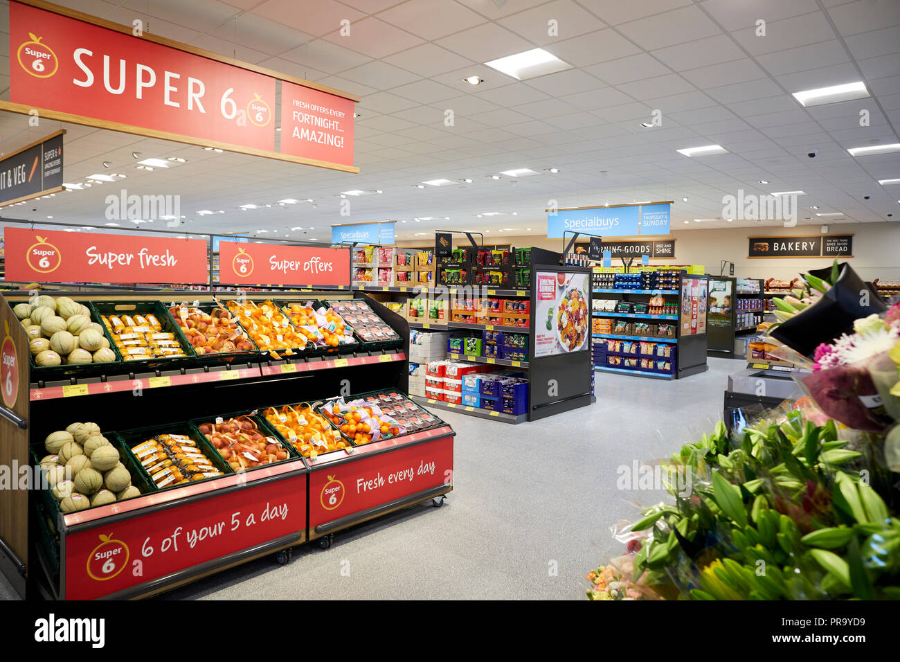 ALDI'entrata interna che mostra i fiori recisi freschi e di vegetali e frutta in Wortley a Leeds, Yorkshire. Foto Stock