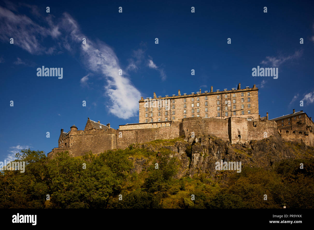 Punto di riferimento della città storica fortezza che domina lo skyline in una giornata di sole Castello di Edimburgo south point la nuova caserma costruita su una roccia vulcanica Foto Stock